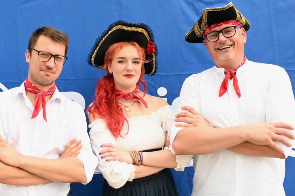 Zespół IGA'cki Band w składzie (od lewej: Sylwester Umiński, Iga Wójcikiewicz, Jacek Wójcikiewicz)